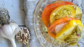 Рецепт помидоров в желатине на зиму: способ «пристроить» переспевшие и поврежденные овощи Ассорти из огурцов и помидоров в желатине