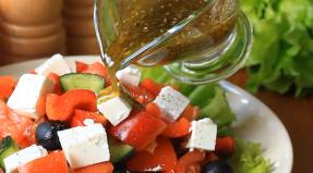 Салат «Греческий» с бальзамическим уксусом – рецепты Греческий салат можно заправлять подсолнечным маслом
