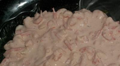 놀라운 핑크 플라밍고 샐러드: 간단한 레시피 핑크 연어를 곁들인 핑크 플라밍고 샐러드