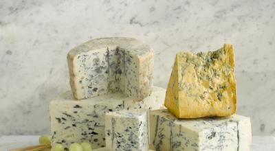블루 치즈 : 종류와 품종의 이름, 유용성, 올바르게 먹는 방법